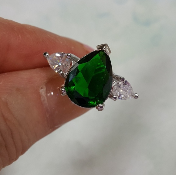 Simulated Emerald and White Cubic Zirconia - Picture 4 of 8